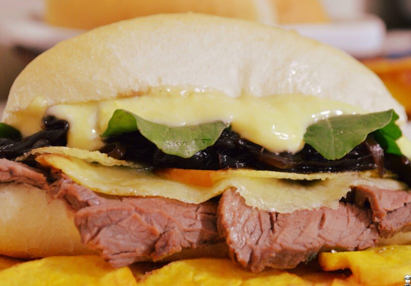 1733245147_Roast-beef-sandwiches-and-banana-da-terra-chips-camila-na-cozinha.jpg