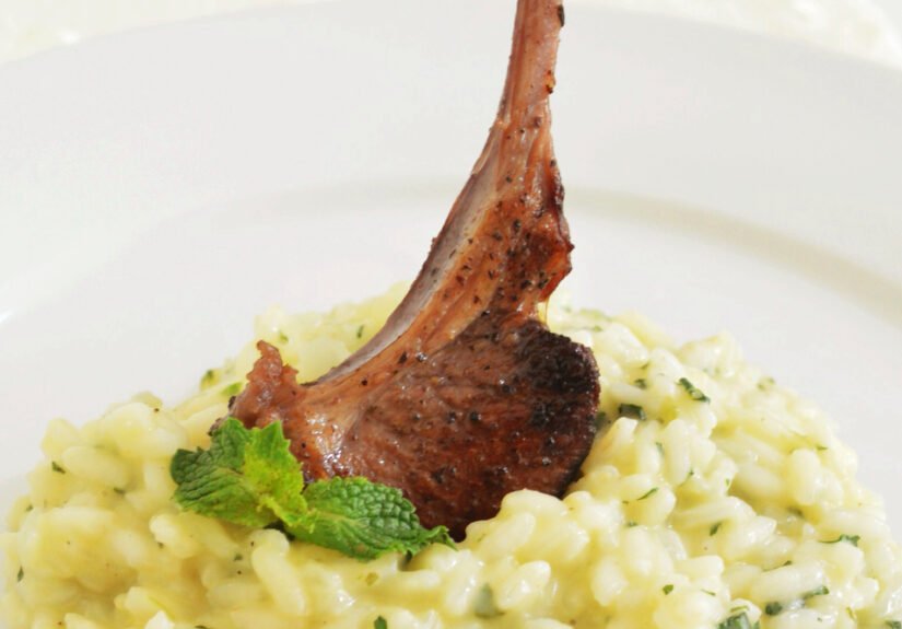 1733245190_Rack-of-lamb-with-hortela-risotto-camila-na-cozinha.jpg