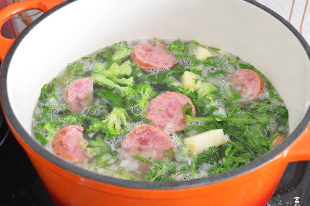 panela com caldo, sausage, cuve and broccoli