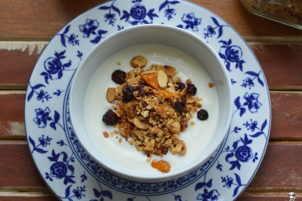 granola with yogurt
